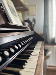 een close-up van een oud piano-toetsenbord bij Slow Travel Mývatn - Óli's Homestay-Private house v in Myvatn