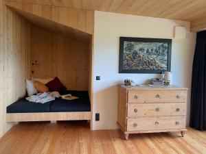 ein Schlafzimmer mit einem Bett und einer Kommode in der Unterkunft Schallerhof Sterzing - Deine Auszeit mit Ausblick in unseren Ferienwohnungen auf dem Bauernhof in Südtirol in Gossensaß