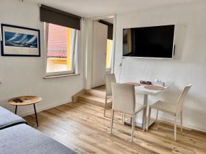 バンベルクにあるShining apartment in Bambergのリビングルーム(テーブル、椅子、テレビ付)