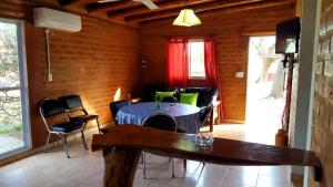ein Esszimmer mit einem Tisch und Stühlen in einem Zimmer in der Unterkunft Cabaña El Chaparral Villa Dolores, Traslasierra 1 in Piedra Pintada