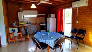 Η κουζίνα ή μικρή κουζίνα στο Cabaña El Chaparral Villa Dolores, Traslasierra 1 +17 φωτογραφίες
