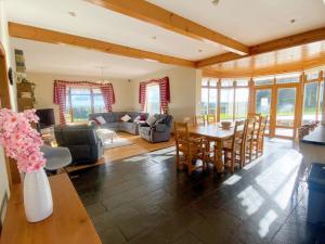 een grote woonkamer met een tafel en stoelen bij Tour House, A Country Escape set in Natures Beauty in Youghal