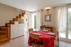 un comedor con una mesa con copas de vino. en Villa with Sea View Jacuzzi, en Vallecrosia