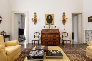 un soggiorno con divano e tavolo di Villa Fazzi by Perle di Puglia a San Cesario di Lecce