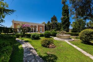 una casa con giardino con fontana di fronte di Villa Fazzi by Perle di Puglia a San Cesario di Lecce