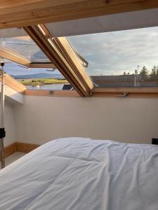 een slaapkamer met een wit bed en een raam bij Sligo Bay Lodge in Rosses Point