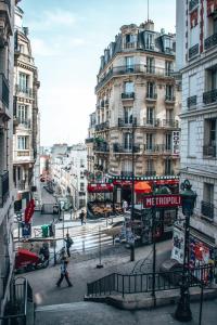 una calle de la ciudad con edificios y un letrero de la calle en Studio Montmartre, en París