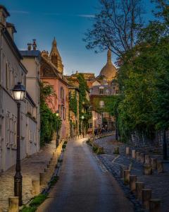 una calle vacía en un pueblo con luz de la calle en Studio Montmartre, en París