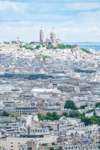 vistas a una ciudad con edificios en una colina en Studio Montmartre, en París