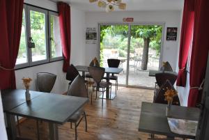 カルカソンヌにあるChambres d'hôtes & Spa le Relais de la Cavayereのテーブルと椅子、パティオ付きのレストラン