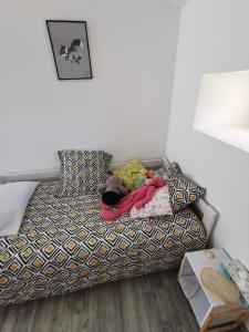 Bett in einem Zimmer mit ausgestopftem Tier drauf in der Unterkunft Ferme rénovée à 7mn de Périgueux in Champcevinel