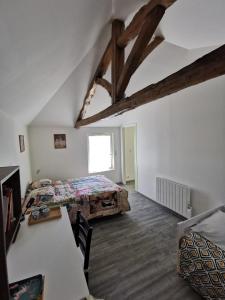 ein Schlafzimmer mit einem Bett und einem Tisch in einem Zimmer in der Unterkunft Ferme rénovée à 7mn de Périgueux in Champcevinel