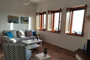 A seating area at Sunlight Stonehouse