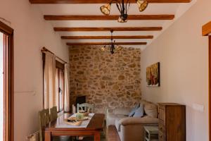 AndillaにあるCasa rural La Murallaのソファとテーブルのあるリビングルーム