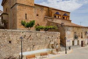 AndillaにあるCasa rural La Murallaの壁前二脚のベンチ付き建物