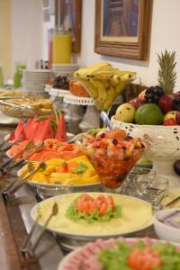 - un buffet avec de nombreuses assiettes de fruits sur une table dans l'établissement Profissionalle Hotel São Luís, à São Luís