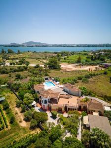 - une vue aérienne sur une grande maison avec une piscine dans l'établissement Hotel L'Ulivo, à Girasole