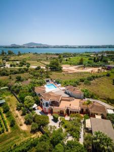 una vista aérea de una casa grande con piscina en Hotel L'Ulivo, en Girasole