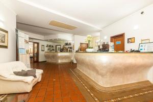 a lobby with a bar in the middle of a room at Hotel L'Ulivo in Girasole