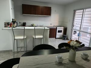 eine Küche mit einem Tisch mit einer Blumenvase in der Unterkunft Duplex Los Perales in San Salvador de Jujuy