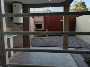 ein Blick von außen auf ein Haus durch einen Zaun in der Unterkunft Duplex Los Perales in San Salvador de Jujuy