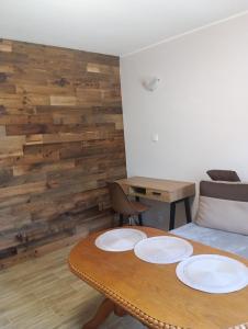 a room with a table and a bed and a desk at Apartament Osiedle Bajkowe in Ostrów Wielkopolski