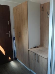 um quarto com dois armários de madeira e uma porta em Apartament Osiedle Bajkowe em Ostrów Wielkopolski