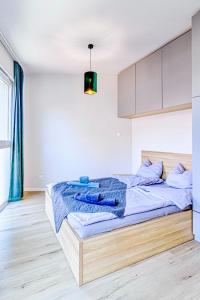 1 dormitorio con 1 cama grande con sábanas azules en Apartament Wiedeński de LUX, en Bielsko-Biala