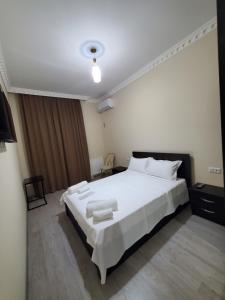 A bed or beds in a room at Hotel N