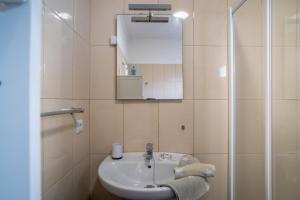 bagno con lavandino e doccia di Casa Monte a Funchal