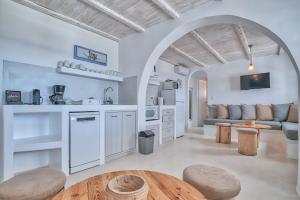 Η κουζίνα ή μικρή κουζίνα στο Blue Dolphin Antiparos Villas and Suites
