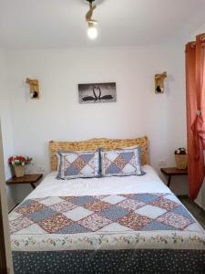 um quarto com uma cama com uma colcha em Desculti prin iarba- la 6,6 km de centrul Piatra Neamt em Piatra Neamţ
