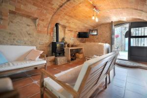 a living room with a couch and a fireplace at Casa del silencio Can Baldoyra in Espinavesa
