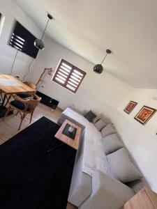 ein Wohnzimmer mit einem Sofa und einem Tisch in der Unterkunft Zlatna Jabuka apartman in Prijepolje