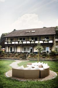 un edificio con un sofá en el césped delante de él en Ferien Weingut Schneider, en Ellenz-Poltersdorf