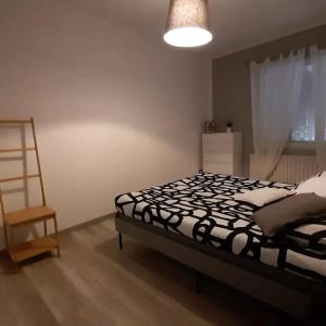 ein Schlafzimmer mit einem Bett und einer Leiter darin in der Unterkunft Peter Pan in Castellino Tanaro
