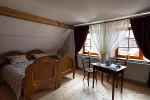 Postel nebo postele na pokoji v ubytování Notranjska hiša - traditional country house, close to the world attraction Cerknica lake