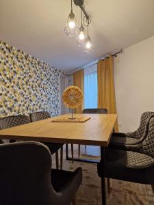 Arcani的住宿－Casa Eridav，餐桌、椅子和风扇