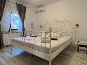 a white bed in a room with a window at Apartament GEAVIDAN in Eforie Sud
