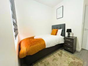 Un pat sau paturi într-o cameră la Opal Apartment