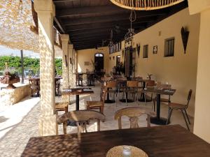 a restaurant with tables and chairs in a room at ZINC in Mutxamel