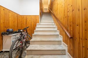 Una escalera en una casa con una bicicleta al lado en Casa Chiara, en SantʼAntìoco