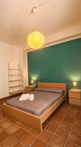 una camera con un letto con una parete verde di La Pinetina ad Ancona