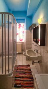 bagno con vasca, lavandino e finestra di La Pinetina ad Ancona