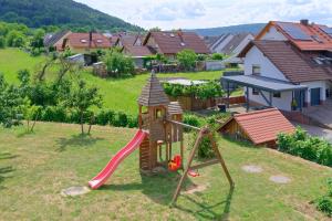 Herní místnost nebo prostor pro děti v ubytování Main-Vinotel Weingut Helmstetter