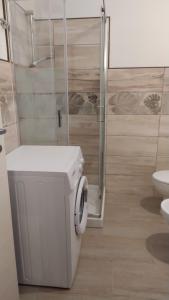 ein Badezimmer mit einem weißen WC und einer Dusche in der Unterkunft La casa sotto il Fortino in SantʼAntìoco