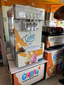 a display of an ice cream machine in a store at Hotel Restaurant La Ceinture in Montcalm