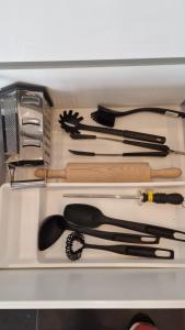 un cassetto pieno di diversi tipi di utensili da cucina di LUXURY SILVER APARTMENT by Marta a Radom
