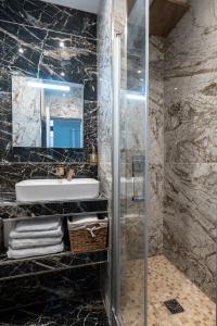 Ванная комната в Cosy central place Paris +16 фотографий