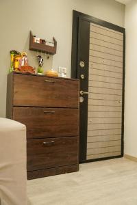 1 dormitorio con vestidor y puerta de madera en Luxurious apartment for rent, en Kafr al ‘Ilw